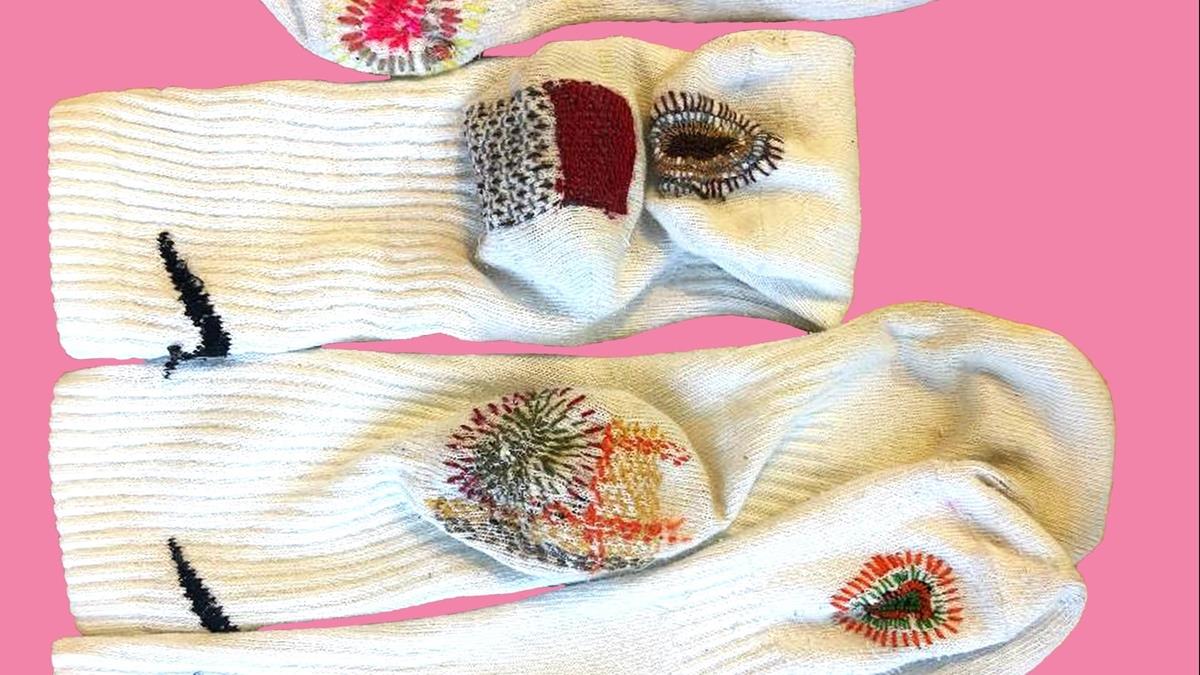 Sock Mending - A darn' good time at The Divine